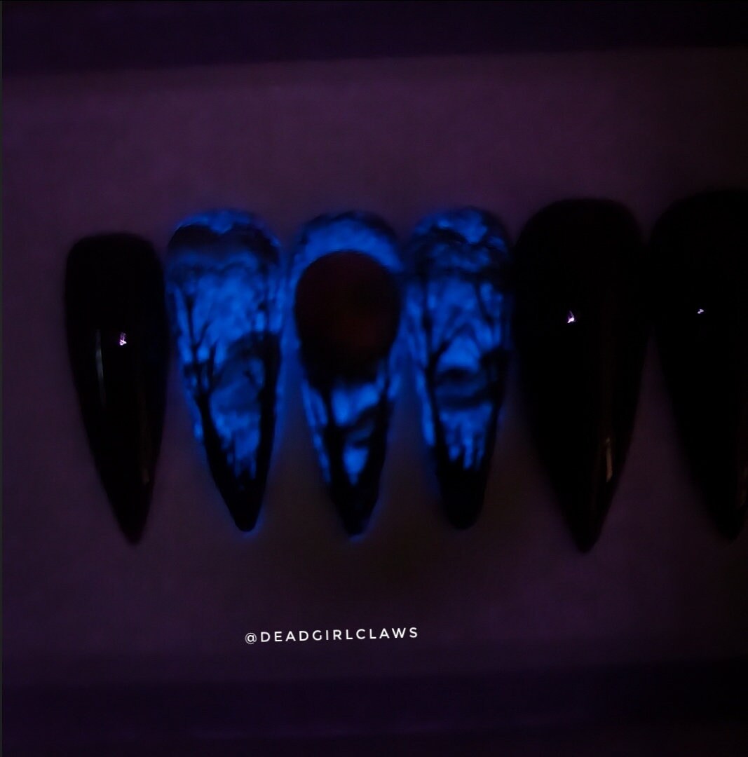 Blood Moon Press on Nail Set (Glow in the Dark)
